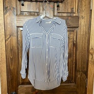 Blue Pepper like new button down top